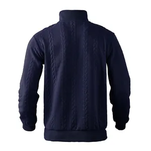 Vista posteriore di felpa blu navy a treccia con collo alto e bordi a coste elasticizzati