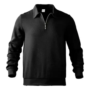 Dettaglio di una felpa nera da uomo con mezza zip, motivo jacquard e colletto polo.