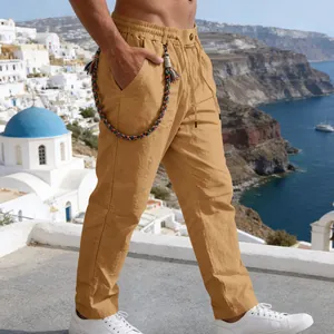Vue détaillée du pantalon en lin kaki avec un cordon décoratif tressé coloré