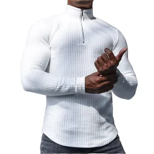 Detailaufnahme der weißen Waffelstrick-Struktur und des Reißverschlusses am Herren-Sweatshirt
