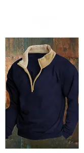 Detalle de sudadera azul marino con media cremallera, cuello de forro polar y parches