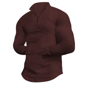 Nahaufnahme des Waffelstricks am burgunderroten Herren-Sweatshirt mit praktischem Stehkragen
