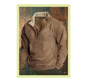 Detailansicht eines braunen Herren-Sweatshirts mit Fleece-Stehkragen und Halbreißverschluss