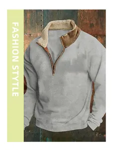 Detailansicht eines grauen Sweatshirts mit halbem Reißverschluss und Sherpa-Kragen