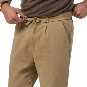 Detailopname van een kaki vrijetijdsbroek voor heren met trekkoord en elastiek