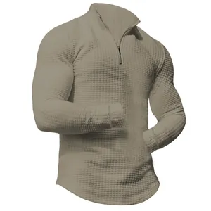 Detailansicht eines Herren-Sweatshirts mit Viertelreißverschluss und Waffelstruktur