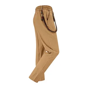 Vue de profil du pantalon décontracté en lin beige pour homme avec cordon tressé.