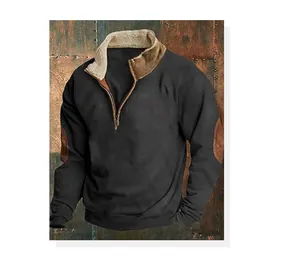 Detailansicht eines Herren Sweatshirts mit halbem Reißverschluss und braunen Aufnähern