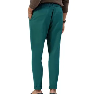 Gedetailleerd achteraanzicht van de pasvorm en de omgeslagen boorden van deze broek