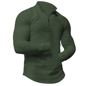 Nahaufnahme eines olivgrünen Waffelstrick-Sweatshirts für Herren mit kurzem Reißverschluss.