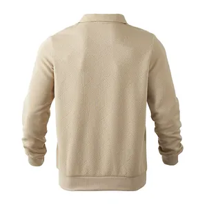 Vista dettagliata del retro di una felpa beige da uomo con motivo a rombi jacquard.