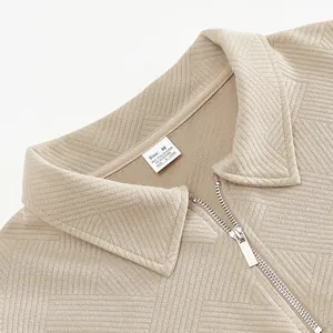 Dettaglio della felpa beige con mezza zip da uomo con tessuto jacquard e colletto polo.