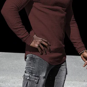 Detailansicht des strukturierten Waffelstrick-Stoffs dieses weinroten Herren-Sweatshirts