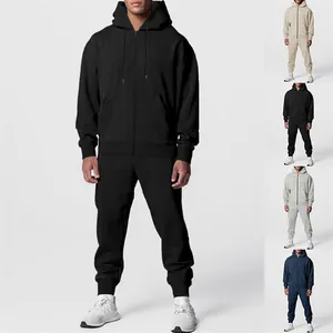 Dettaglio del completo sportivo da uomo in nero, grigio e blu navy