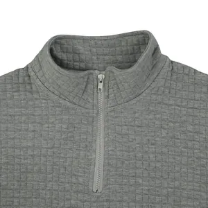Detailaufnahme eines grauen Sweatshirts mit Waffelstrick und kurzem Reißverschluss