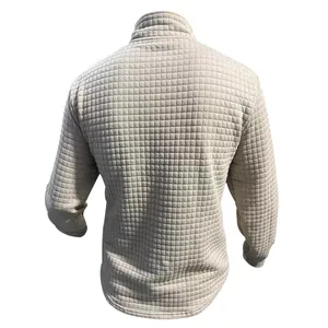 Detaillierte Rückansicht eines beigen Herren-Sweatshirts mit Waffelstrick-Muster