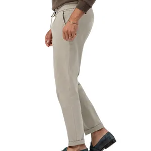 Detailweergave van beige vrijetijdsbroek voor heren met slim-fit pasvorm en omslagzoom.