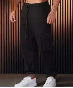 Detailansicht der schwarzen Cargo-Hose für Herren mit 3D-Tasche und Kordelzug