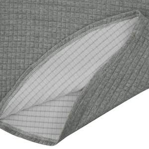 Detailansicht des grauen Karogewebes und der Nähte an einem Herren-Kapuzenpullover mit Reißverschluss.