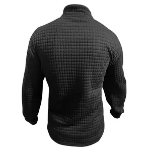 Rückansicht eines schwarzen Waffelstrick-Sweatshirts für Herren mit Gitterstruktur