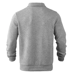 Vista posteriore di una felpa polo da uomo grigia a maniche lunghe con trama jacquard