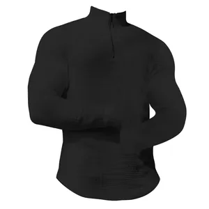 Detail des schwarzen Herren-Sweatshirts mit halbem Reißverschluss und Waffelstruktur.
