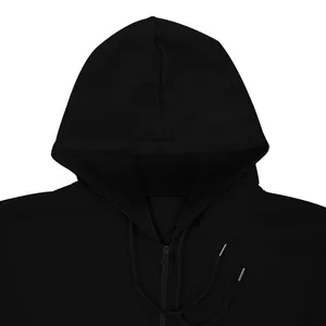 Primo piano dettagliato di una felpa con cappuccio nera da uomo con zip e coulisse regolabile.