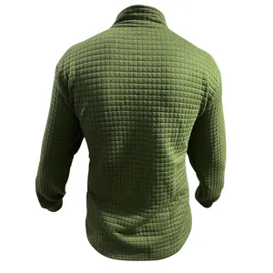 Rückansicht eines grünen Herren-Sweatshirts mit Waffelgitter-Struktur und Details