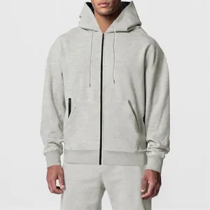 Vista completa della tuta sportiva grigio chiaro con felpa con cappuccio e pantaloni