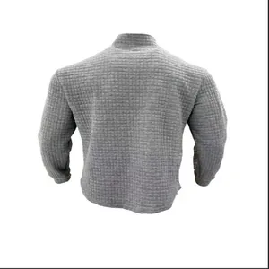 Detaillierte Rückansicht eines grauen Herren-Sweatshirts mit Waffelstrick-Muster