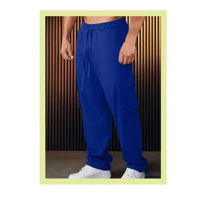 Detailweergave van de blauwe cargo joggingbroek voor heren met trekkoord en zakken