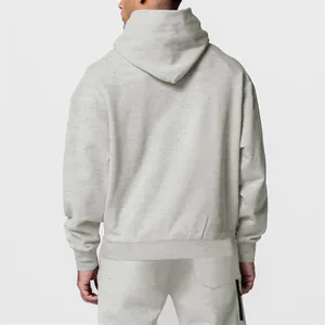Vista posteriore di un set da uomo con felpa con cappuccio e pantaloni in pile grigio.