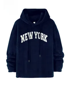 Dettaglio felpa con cappuccio in pile blu navy uomo con ricamo a lettere New York bianche