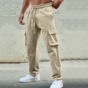 Heren khaki cargo joggingbroek met trekkoord en zijzakken voor dagelijks gebruik.