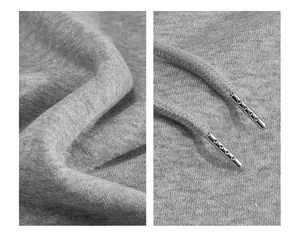 Detail der grauen Kapuzenpullover-Stoffstruktur und silbernen Metallenden an Kordeln