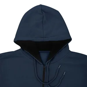 Dettaglio della felpa con cappuccio blu navy con fodera nera e lacci regolabili