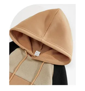 Nahaufnahme eines Color-Block-Hoodies mit Größenetikett und strukturierter Stoffqualität