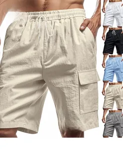 Primer plano de pantalones cortos cargo para hombre con múltiples bolsillos y cordón