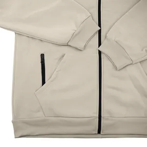 Vista dettagliata di una felpa sportiva beige da uomo con zip e polsini a costine.