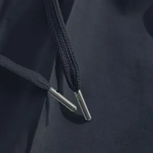 Primo piano del cordoncino dei pantaloni sportivi blu navy con punte in metallo argentato