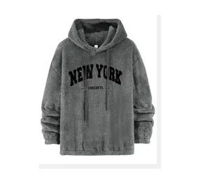 Dettaglio di una felpa grigia da uomo oversize in peluche con ricamo New York