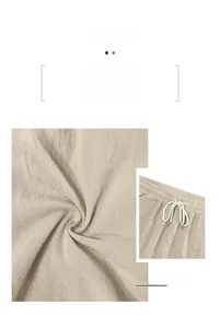 Vista detallada de la textura del lino beige y el cordón de ajuste en pantalones de hombre