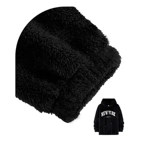 Primo piano della morbida trama in pile sherpa nero di una felpa con cappuccio New York.
