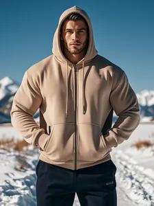 Felpa da uomo premium beige con cappuccio e zip in pile in un suggestivo panorama alpino