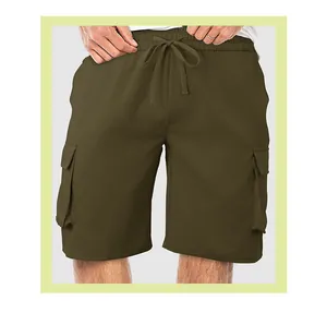 Vista dettagliata dei pantaloncini cargo verde oliva da uomo con vita elastica e coulisse.