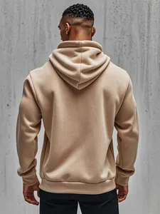 Vista posteriore della felpa in pile beige premium da uomo con cappuccio stile streetwear