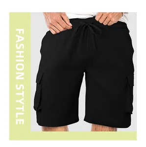 Primo piano di pantaloncini cargo neri da uomo con coulisse e tasche laterali