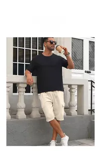 Pantalones cortos cargo para hombre en color crema con múltiples bolsillos para un look moderno