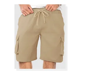 Dettaglio di pantaloncini cargo kaki da uomo con vita elastica e coulisse regolabile.