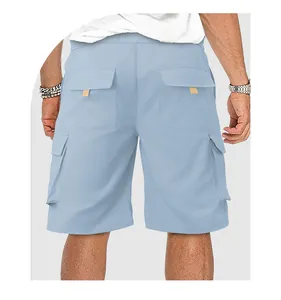 Vista dettagliata delle tasche posteriori dei pantaloncini cargo azzurri da uomo fitness